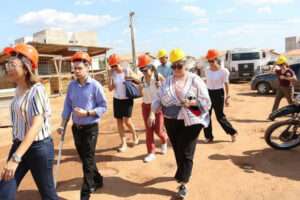 Interpretação simultânea em visita de campo com equipamento móvel (portátil)